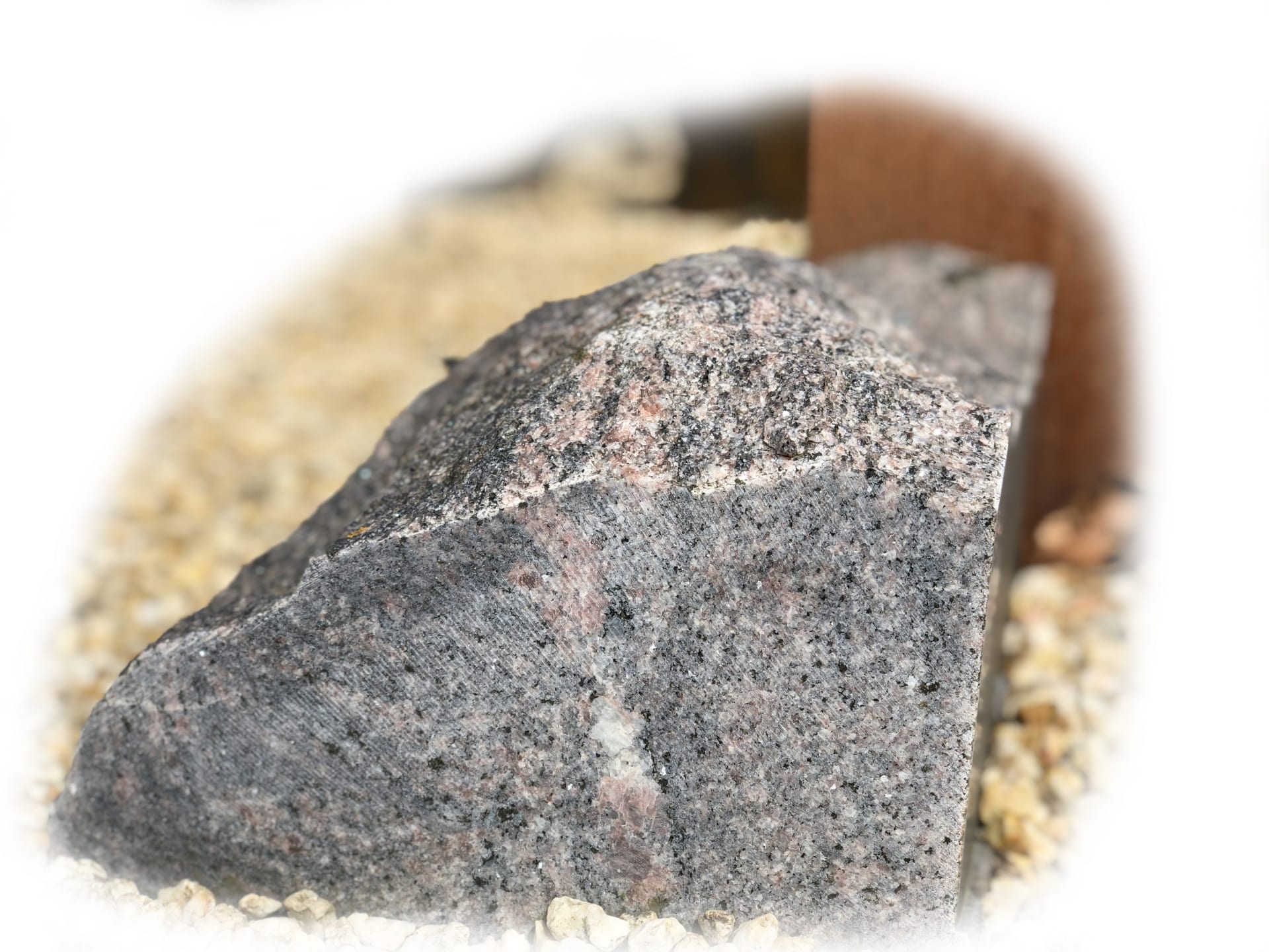 Grafsteen Himalaya met cortenstaal 106